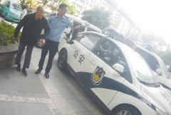大爷迷路后不慎摔倒 幸好遇到了好心路人和民警