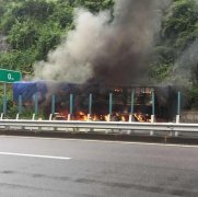 渝湘高速一载土石灰粉货车发生自燃 幸无人员伤亡