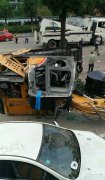 挖掘机“坐车”被司机一个急刹甩飞
