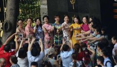  重庆高考首日：家长穿旗袍祝孩子“旗开得胜”