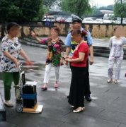 广场舞大妈噪音扰民 考生家长报警求助
