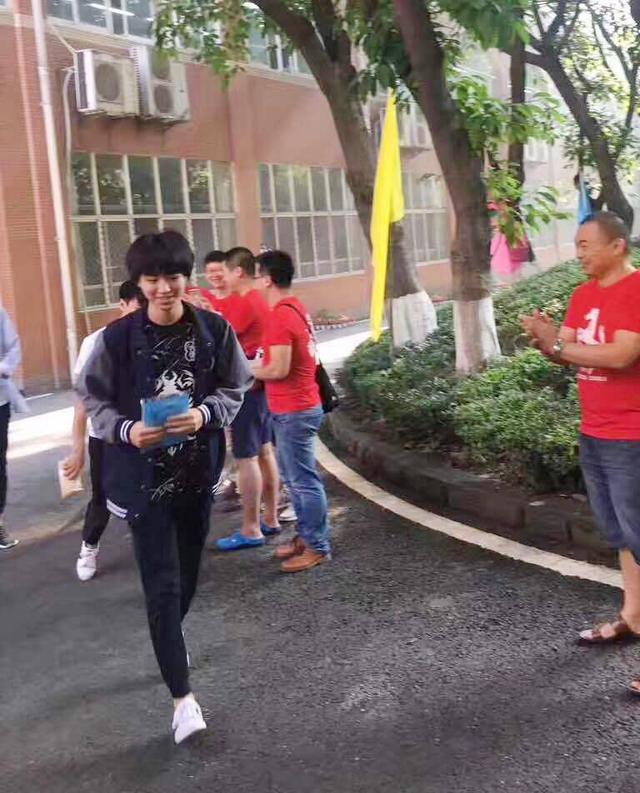 王俊凯考场外遭粉丝围追堵截 官博怒挂照片谴责