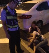 重庆三名女子喝醉打的出洋相