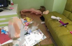小偷夜闯成人店  情趣用品挨个玩