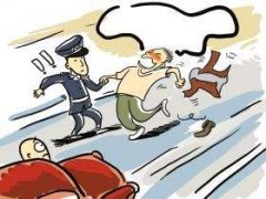 醉汉夜宿派出所 民警细心照顾