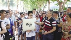 重庆一父亲连续3年带读小学的儿子“体验”高考