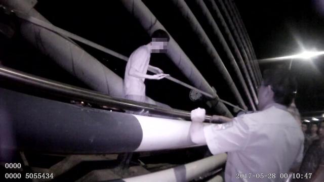 小情侣闹别扭先后要跳桥轻生 忙坏警察蜀黍