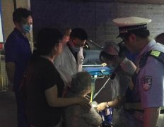 九旬老人遭停车杆砸晕 高温难耐民警煽帽送清凉