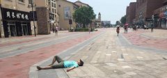 男子“晕倒”街头大玩行为艺术