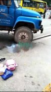 重庆一电瓶车与货车擦挂 女孩被卷入货车前轮
