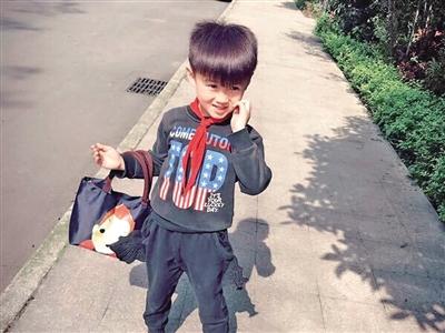 小学生上学迟到 听到国歌后在校门外立正敬礼