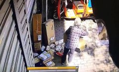 三个大男人守店   还是被一个老太婆偷了
