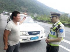 尴尬！男子入厕大巴车开走了
