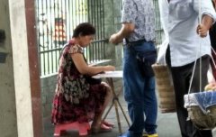 街头转转盘能赚钱 重庆一大爷不听劝赔了上百元