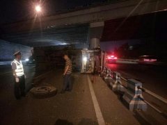 机场快速路货车坠桥？重庆渝北区交巡警辟谣