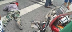 男子被撞倒地 路人说“给他5000块就自己起来了”