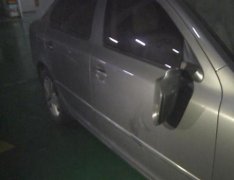 重庆一男子闯进小区车库狂砸多辆车