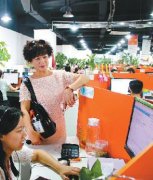 15位父母到公司看儿女工作 有的热泪盈眶有的合不拢嘴