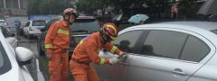 一岁小孩把玩车钥匙 把自己锁在车内