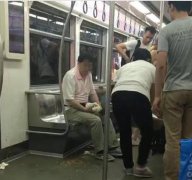 尴尬！男子酒后在轻轨车厢吐了女子一身