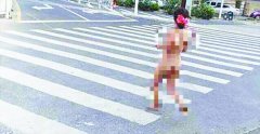 重庆一女子突发疾病 公路上裸奔