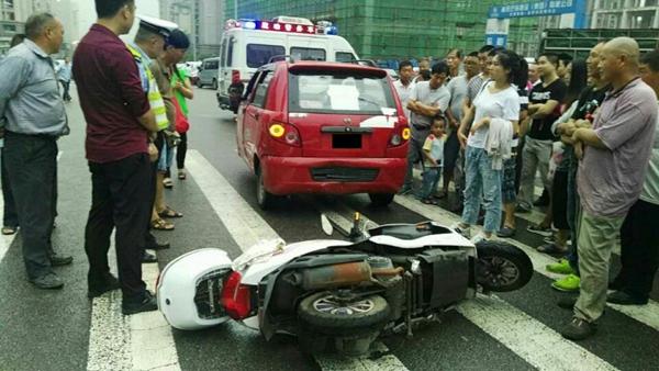 两轮电动车追尾 无奈赔钱又损车（图）