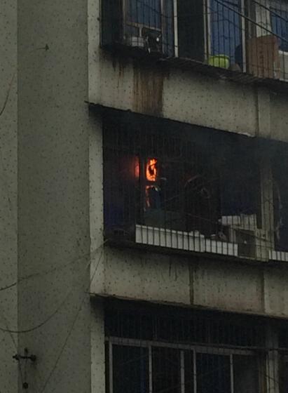 巴南一居民楼着火 执法人员冲入火场救人