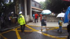 女学生去考场被堵与母亲发生争执 差点放弃中考