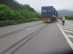 司机匝道口猛踩刹车 遭货车被“怼”
