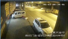 喝醉酒躺在马路边 三名小偷轮番上阵