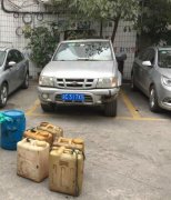 男子图省钱半夜“偷油” 路边汽车遭了殃