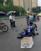 十字路口不减速 摩托车撞上小轿车