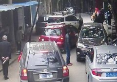 重庆一快递小哥因派件堵路 遭后车司机一顿暴打