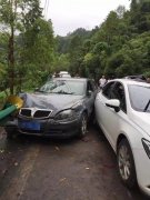 白色小车欲超车被吃“夹沙肉” 夹成一堆废铁