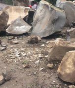 天降巨石砸坏公路 防护栏都砸变形了