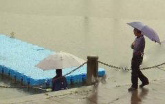 重庆开州三人不慎落水 路人二话不说跳水救人