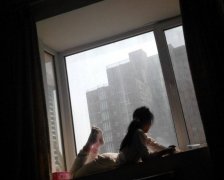糊涂家长外出考驾照 将孩子反锁家中饿一整天