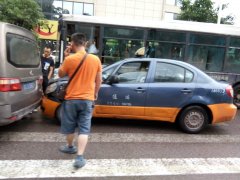重庆一出租车心急超车 不料“吻”上前车