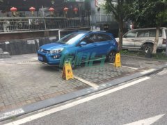 重庆一车占用3个免费停车位 还拉上钢丝锁