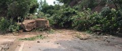 忠县发生大型公路边坡塌方 40吨巨石垮塌