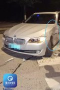 宝马突然变道撞上摩托车  两车撞毁三人伤