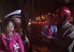 重庆一老太带着孙子孙女高速上逆行