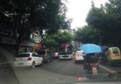 早点“太好吃” 开车来吃的人把马路都堵了