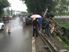 小车为图一时之快  撞坏护栏冲出马路