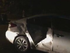 重庆一男子驾车偶遇滑坡 车身被砸扁了