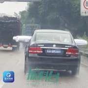重庆一小车长出“翅膀” 在路上飞驰