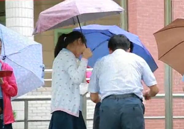 重庆小学生典礼上为校长打伞 校方回应