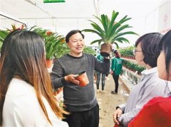 男子幼年时被大火严重烧伤 如今卖花年售300余万