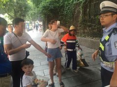  女孩上街被“工字钢”划破脸