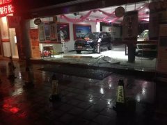 重庆忠县一男子撞坏商铺后逃逸 翌日自己报警送上门